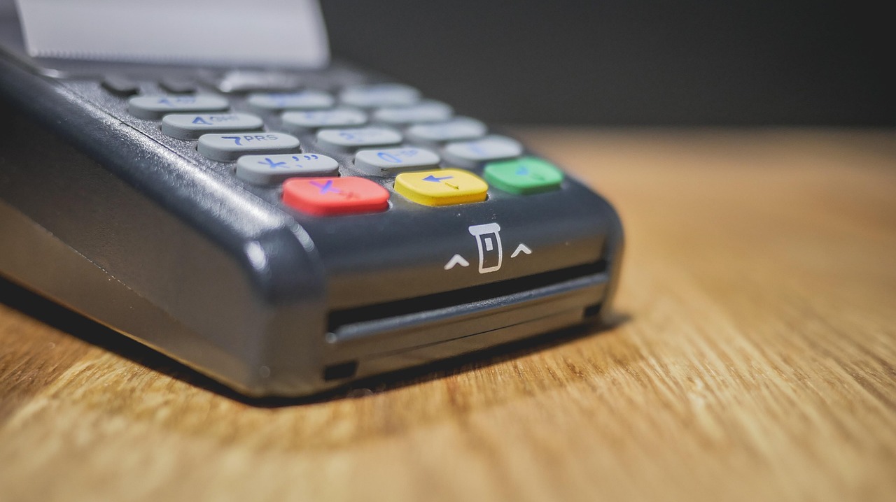 Immagine di un commerciante che utilizza un terminale POS per i pagamenti.