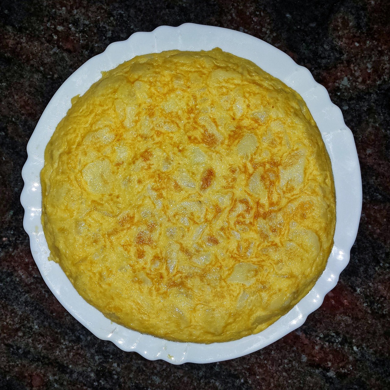 Frittata soffice con ingredienti freschi e colorati, pronta per essere servita.