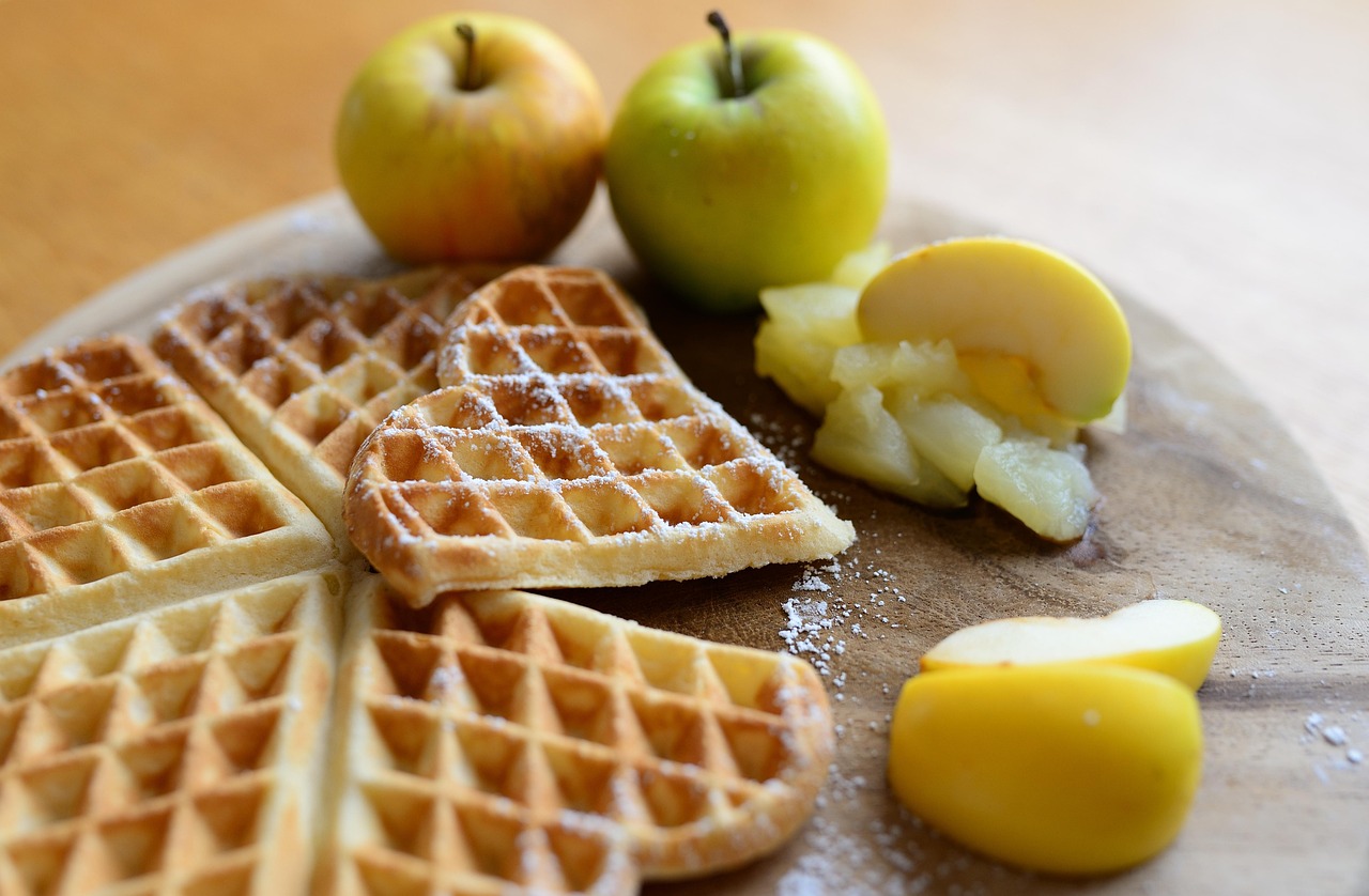 Frittelle di mele dorate e croccanti su un piatto, pronte per essere gustate.