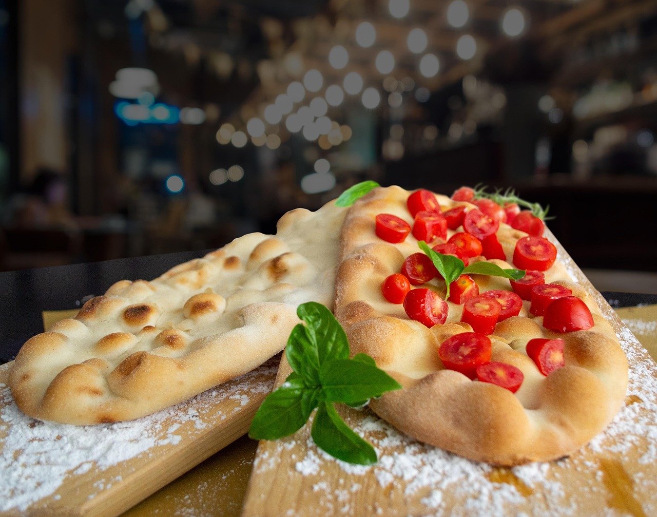 Piadina romagnola calda con prosciutto e rucola su un piatto rustico.